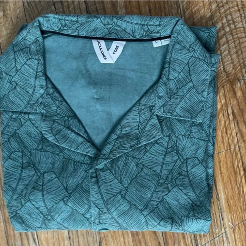 Green abstract size large jack & jones shirt